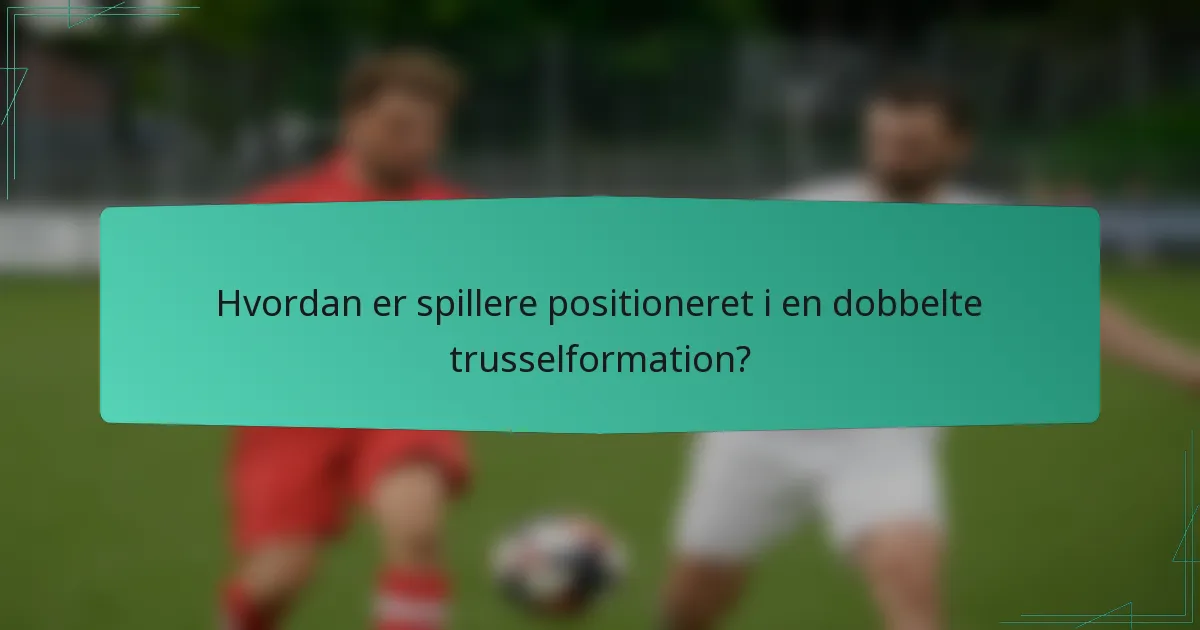 Hvordan er spillere positioneret i en dobbelte trusselformation?